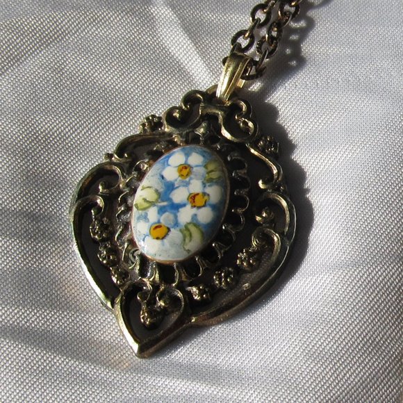 🌈Deal! Vintage Daisy Necklace🌈 - Picture 2 of 3
